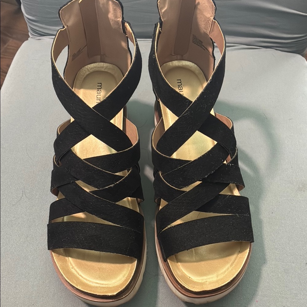 🎉SALE🎉 $15 or 3 for $30🎉Maurices Black Modern Sandals with Strappy Design